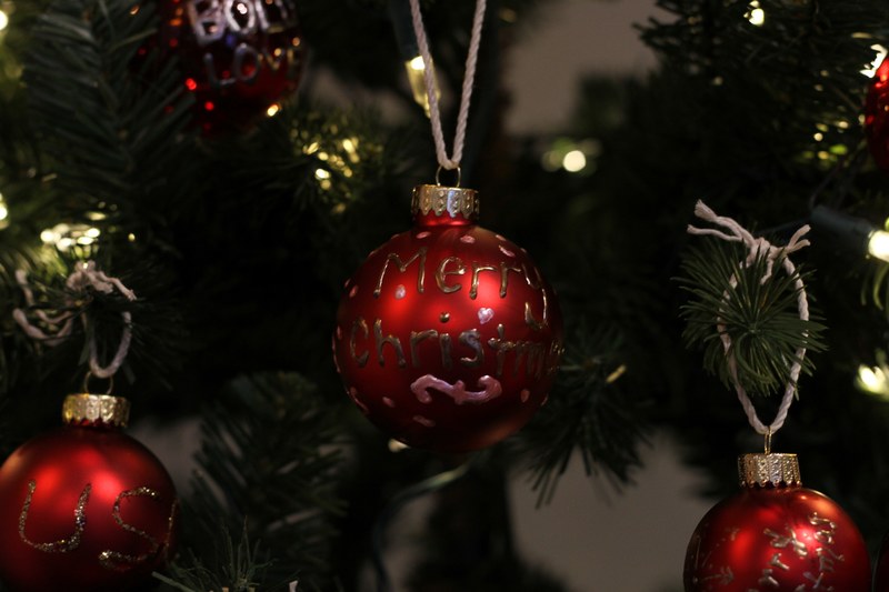 red ornaments hanging from a christmas tree, _red christmas tree decorations 4k
