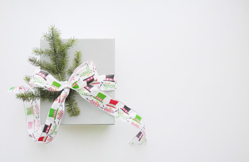 snowman and pine holiday gift 4k