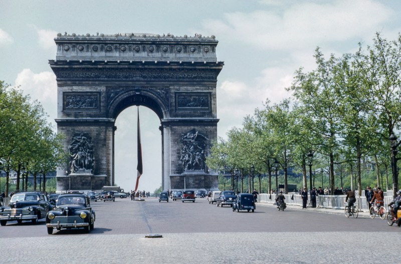 old photography of the arc de triomphe in paris with old vintage cars and cyclists on the road, _old arc de triomphe photograph with cars 4k