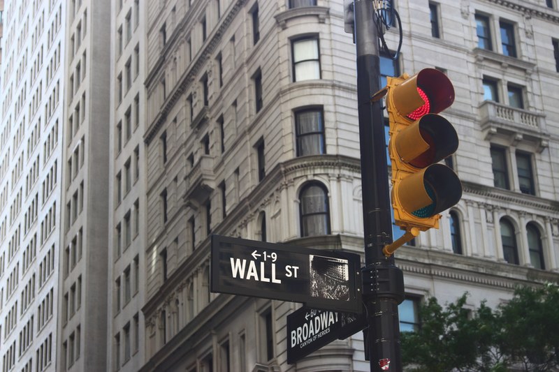 traffic lights on a post near wall street, wall st and broadway signs 4k