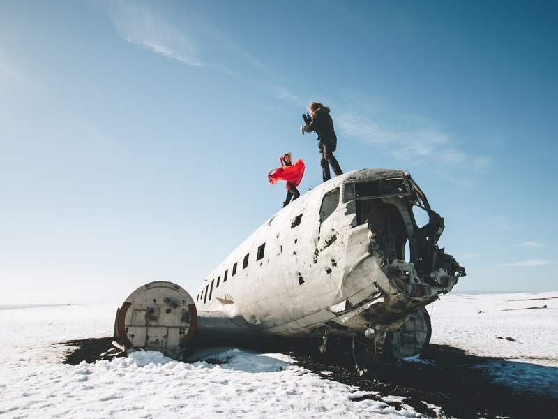 dancing on a wrecked plane 4k