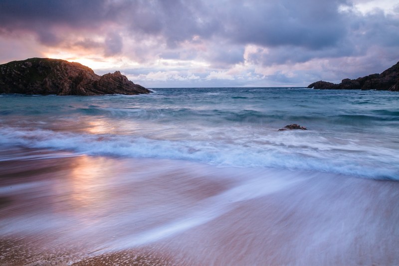 ocean waves recede on a cloudy day in county donegal ireland during sunset, county donegal sunset waves 4k