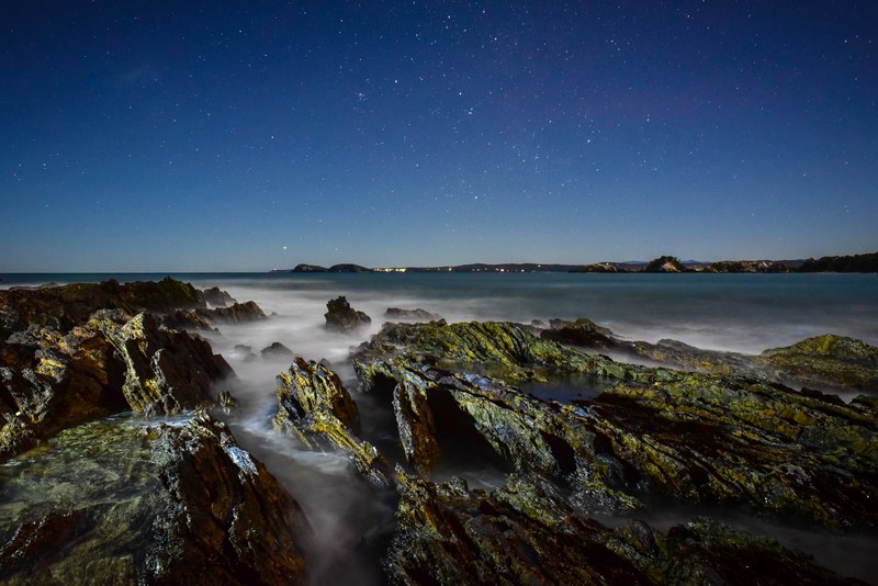 a look at the ocean near north head camp in the early night under a starlit sky, north head camp at night 4k
