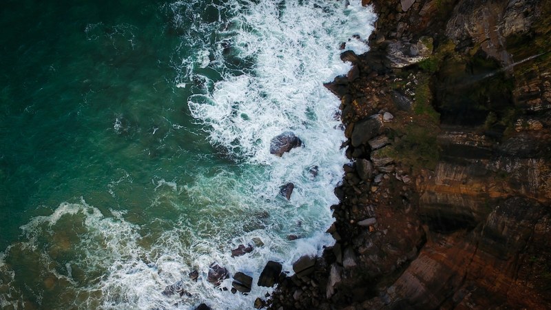 water cliff rock and wafe 4k