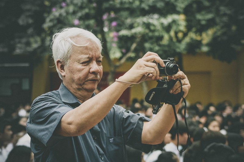 photographer man photograph and old man 4k