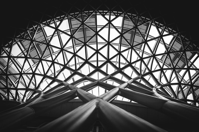 black and white shot of curved modern criss cross roof architecture at kings cross, king cross roof architecture 4k