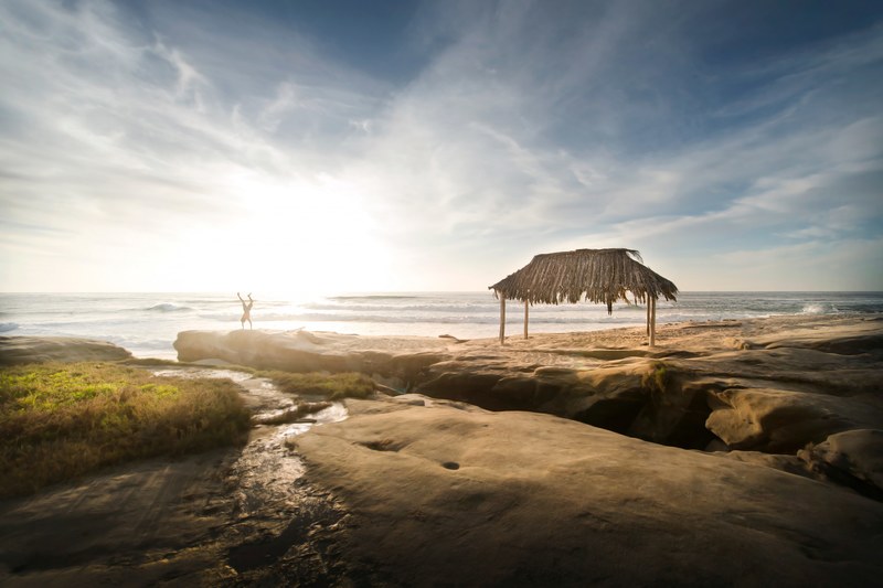 ocean wafe thatched roof and handstand 4k