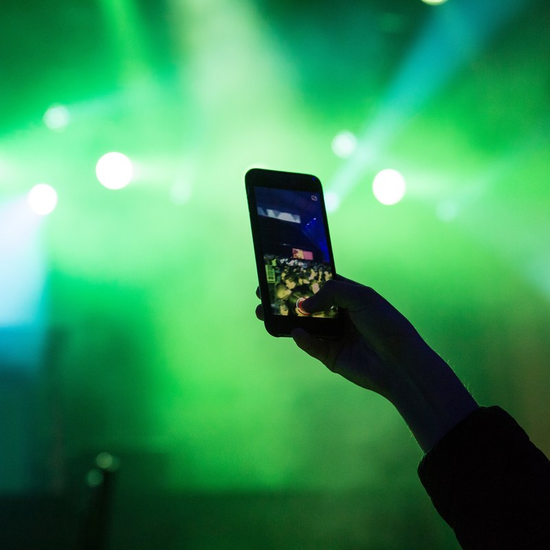 hand filming film and smartphone 4k