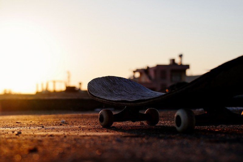 skateboard macro shot with obscure horizon at sunrise or sunset in adana, skateboard macro view 4k