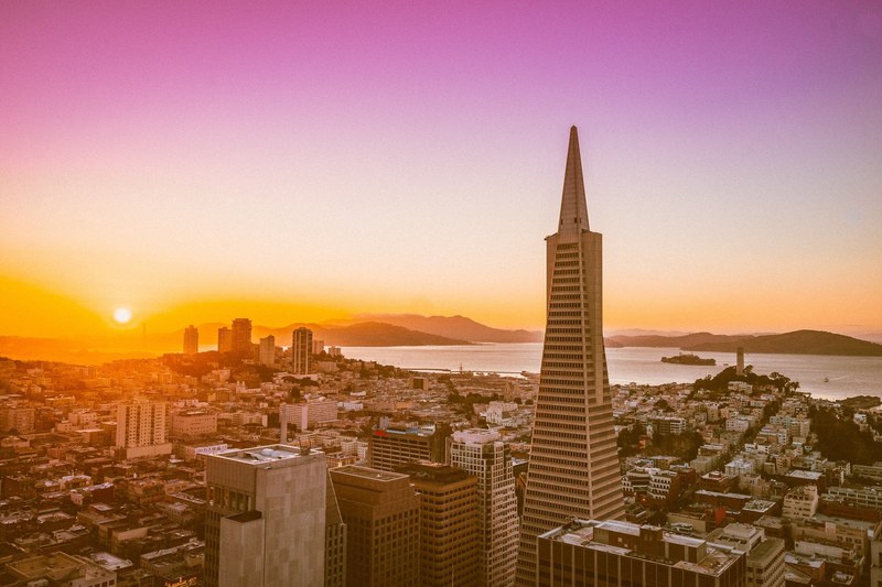 the skyline of san francisco with the transamerica pyramid center during sunset, _transamerica pyramid skyline 4k