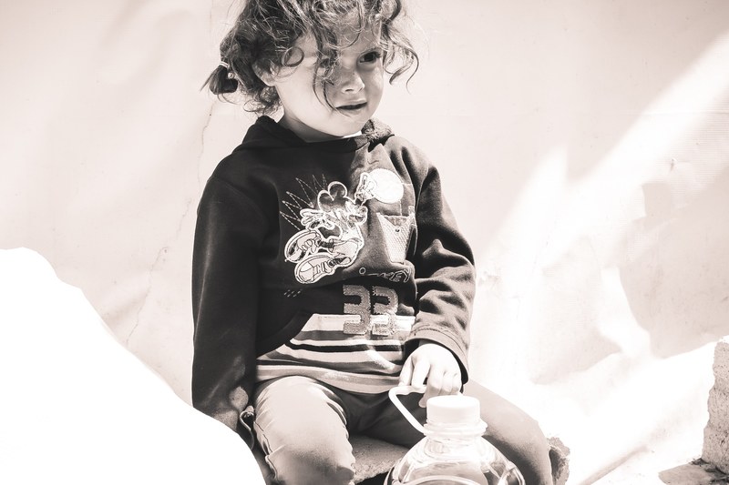 refugee syrian girl and cry 4k