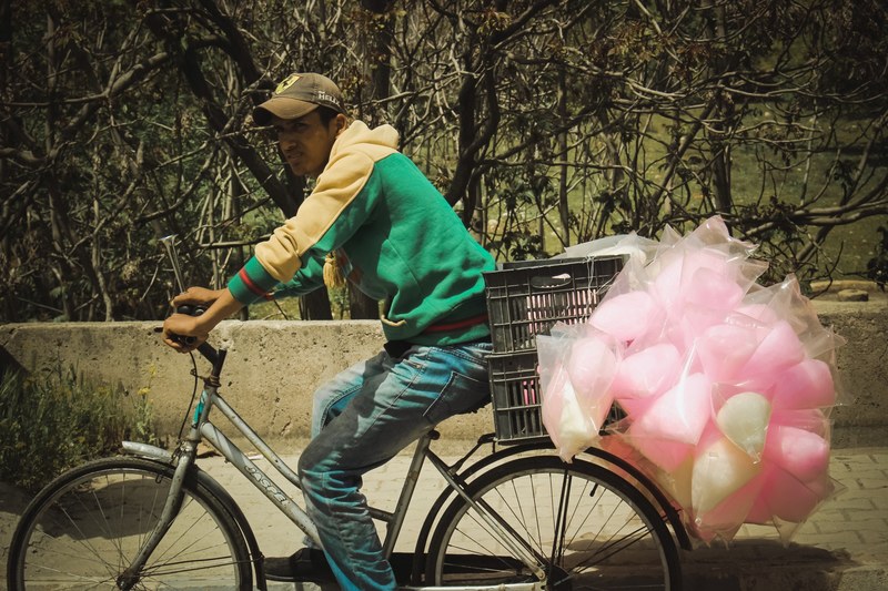candy floss seller and syrian 4k