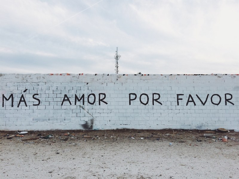 a white brick wall with a painted message in spanish in mexicali, mexicali wall 4k