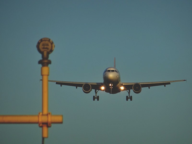 an airplane landing in heathrow airport, landing 4k