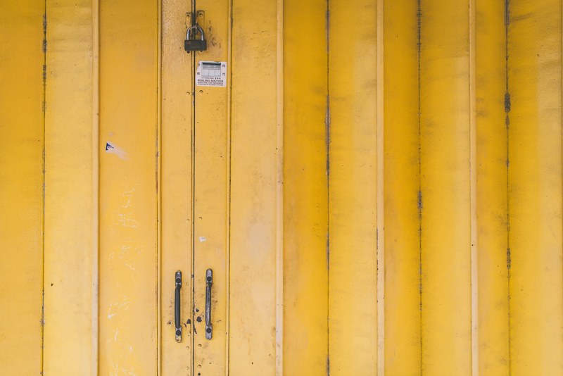 door lock yellow and metal 4k