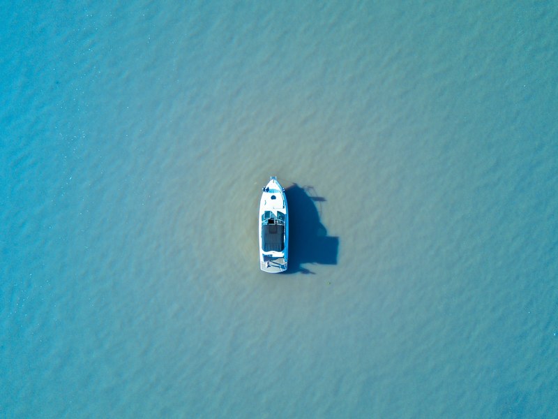 colors surrounding a boat 4k