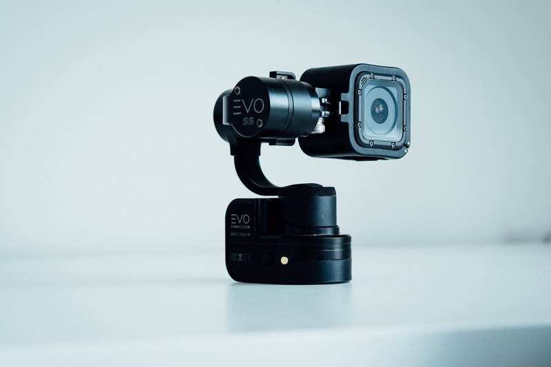 an evo camera standing on a white glossy surface, evo gimbal ss gopro hero session 5 4k