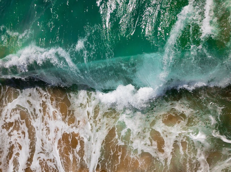 wave crashing on the sandy beach at balboa island, wave crashing 4k