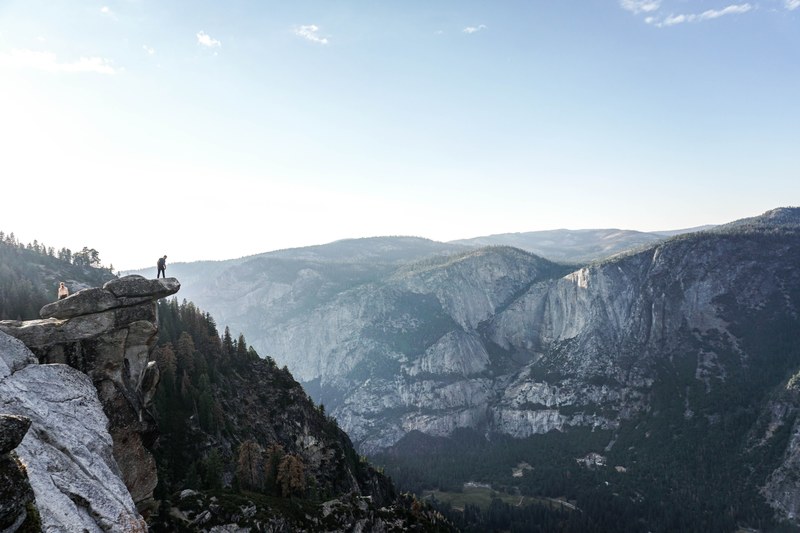 two people on a precipice over yosemite valley, two people on glacier point 4k