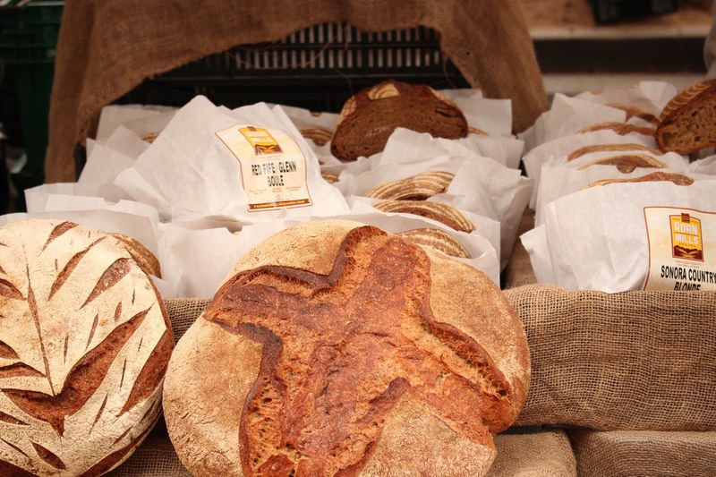 loaves of fresh bread in a bakery in santa monica, bread loaves 4k