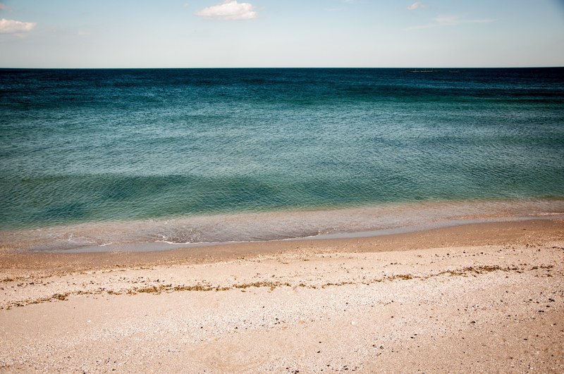 complete beach view of the shore and blue inviting ocean, ocean and beach shore 4k