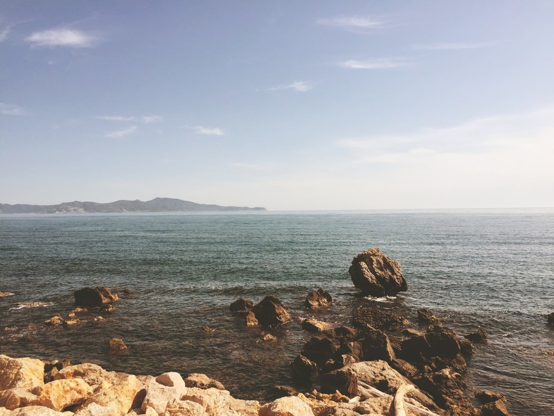 ocean view from the rocky shoreline, rocky shoreline ocean view 4k