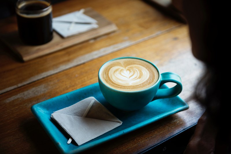 coffee with latte art in a blue cup on a blue platter, blue coffee cup 4k