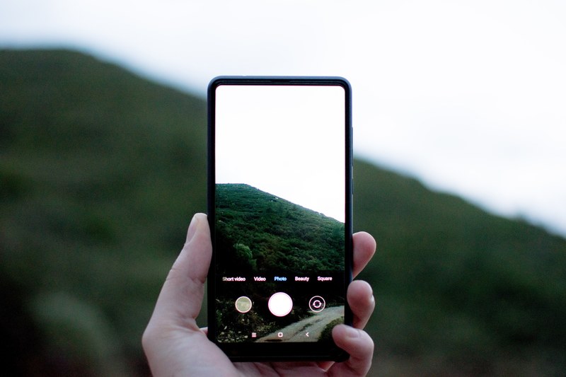 hand holding phone and mobile phone 4k
