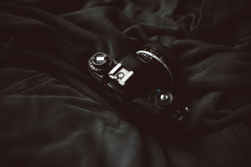 photographers camera on a black bedsheet, photographers supplies 4k