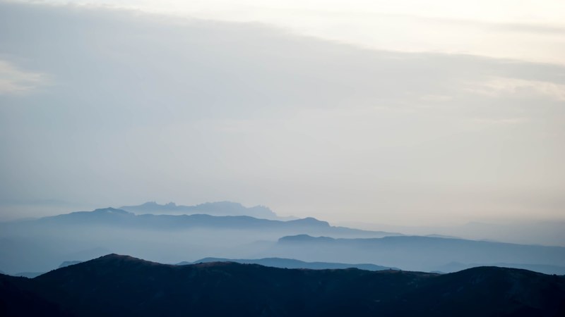 hazy silhouettes of mountain ridges on a foggy day, mist on a mountain ridge 4k