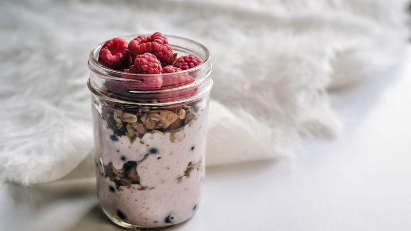yoghurt, raspberries, nuts, 4k