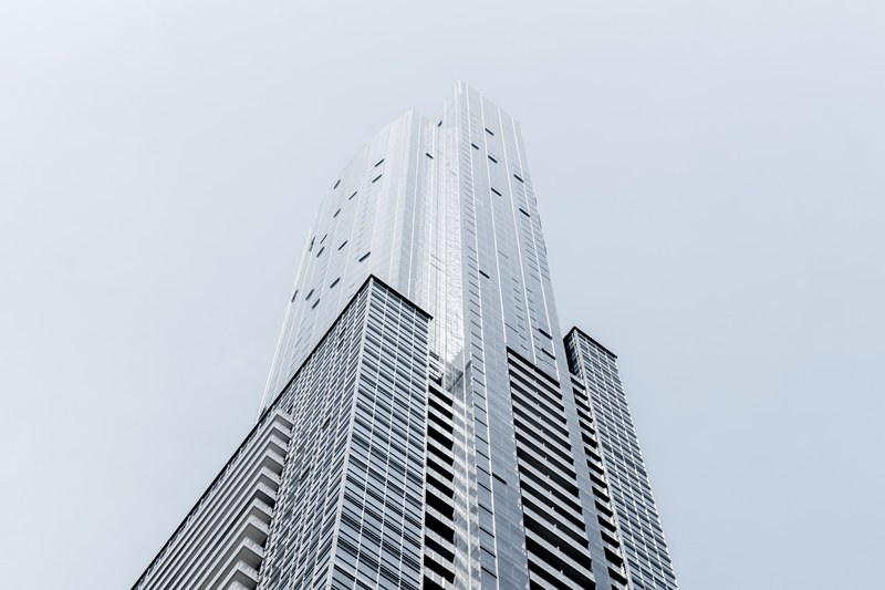 a tall skyscraper in toronto against a pale blue sky, toronto tower 4k