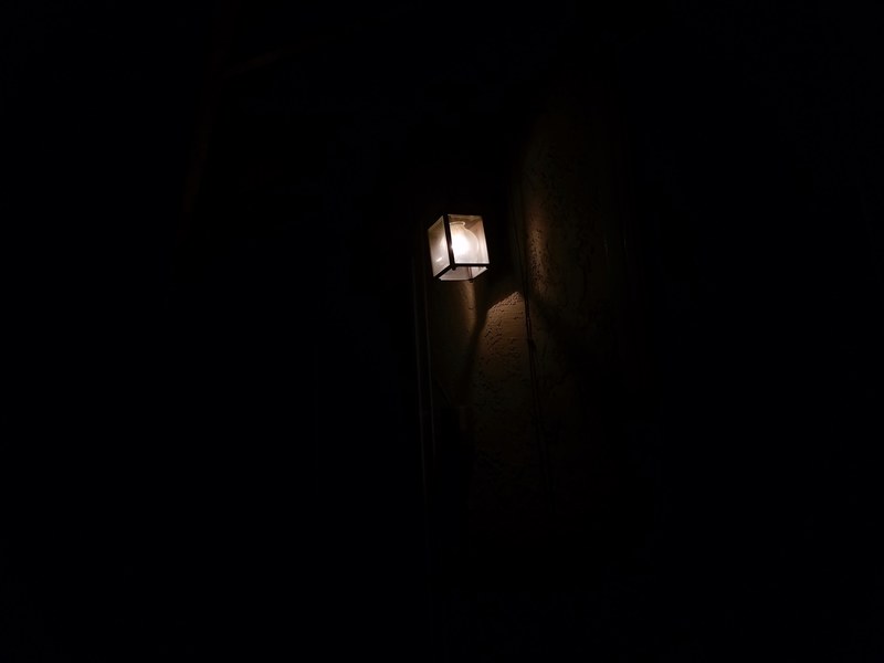 light lamp dark and light in dark 4k