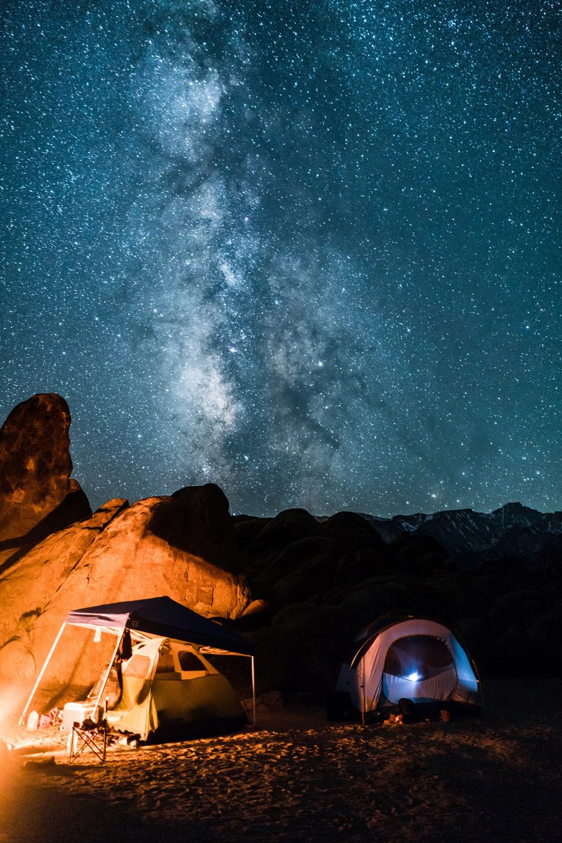 a campsite at night with the starry night sky in the alabama hills, camping under the stars 4k