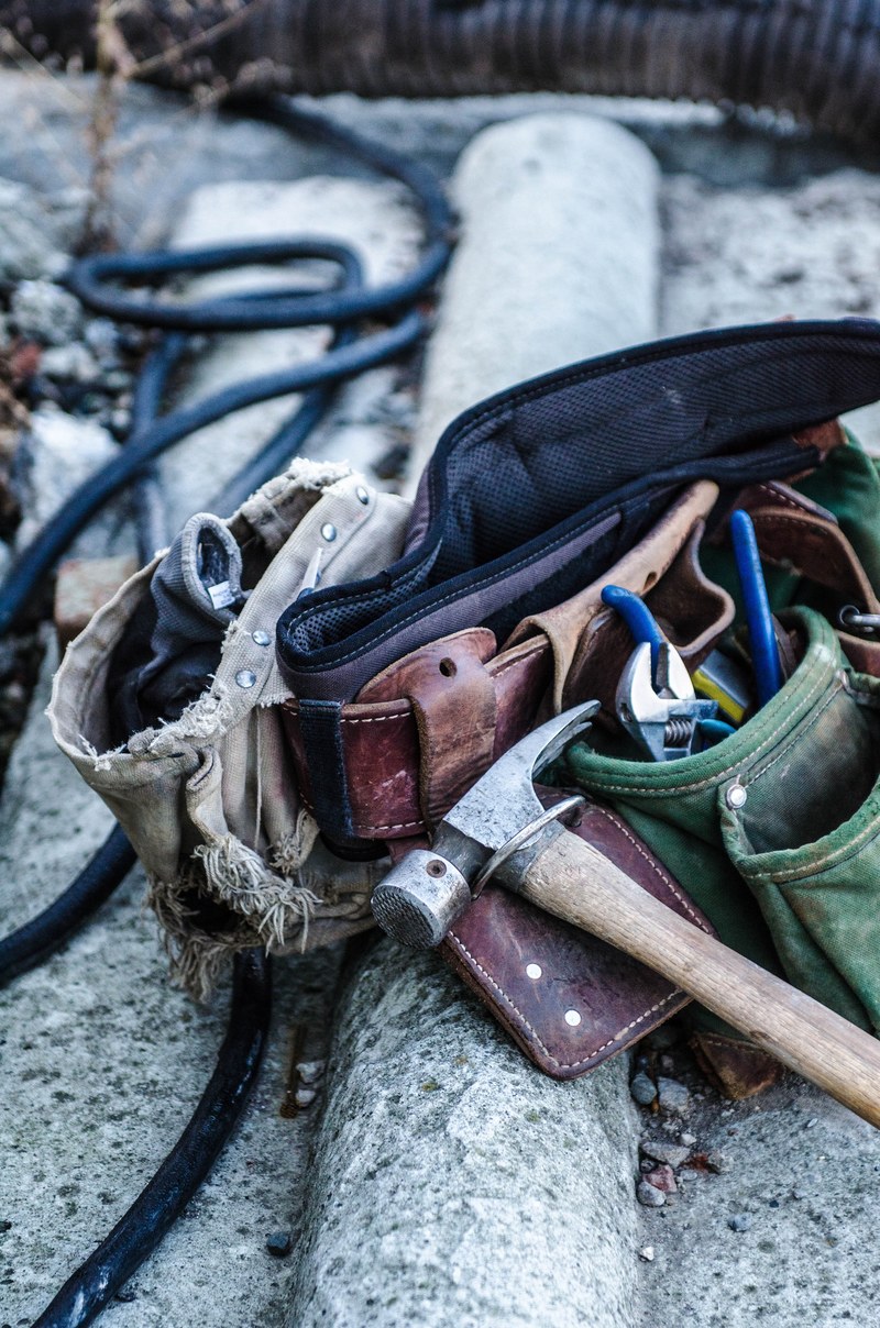 a hammer on a leather toolbelt, leather toolbelt 4k