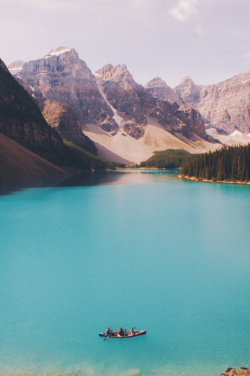 the lone canoe 4k