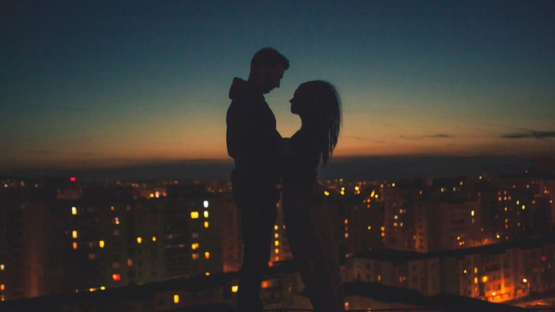 silhouettes, couple, romance, night city, 4k