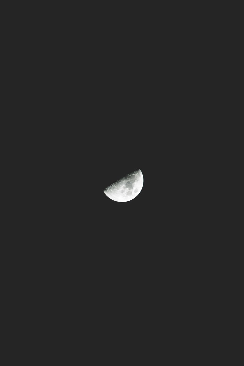 a half moon on the night sky, quantum 4k
