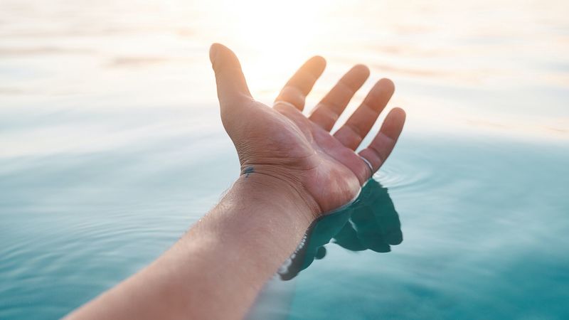 hand, water, sun, rays, 4k