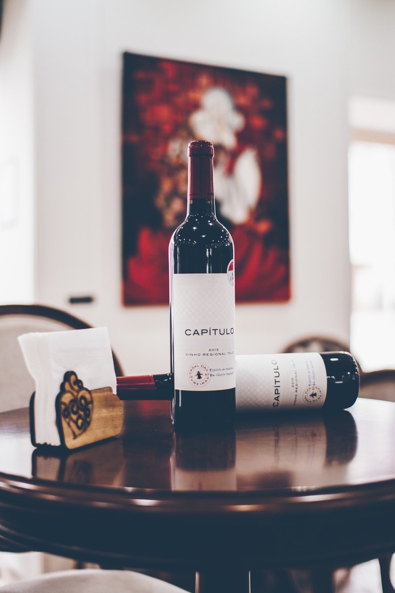 a bottle of red wine on a dining table, _a chapter of wine 4k