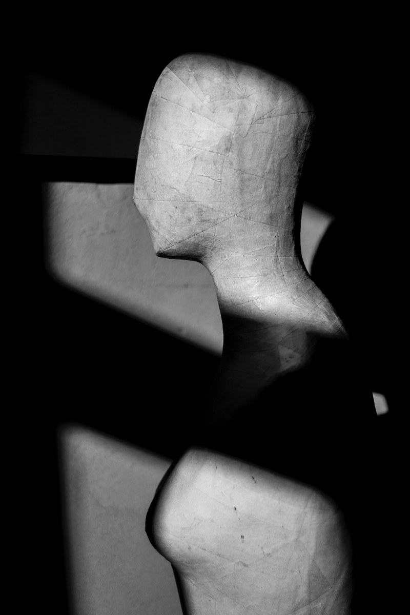 a taylors mannequin in light and shadow 4k