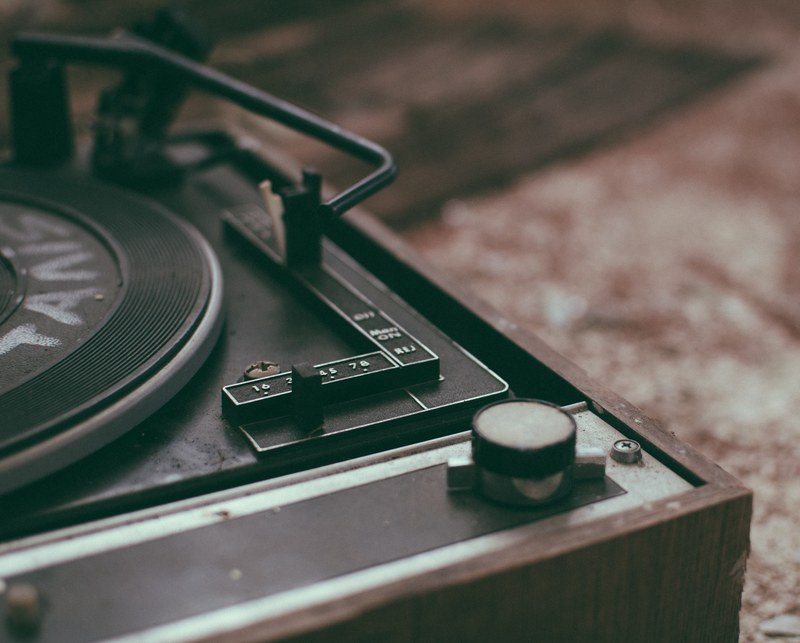 an old and broken vintage black turntable, _frequencies lost in the fire 4k