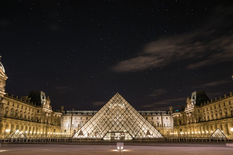 the illuminated pyramid in front of the louvre museum in paris at night, louvre pyramid at night 4k