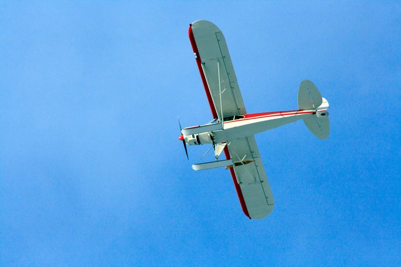 view of an old propeller plane from the ground, _old propeller plane midair 4k