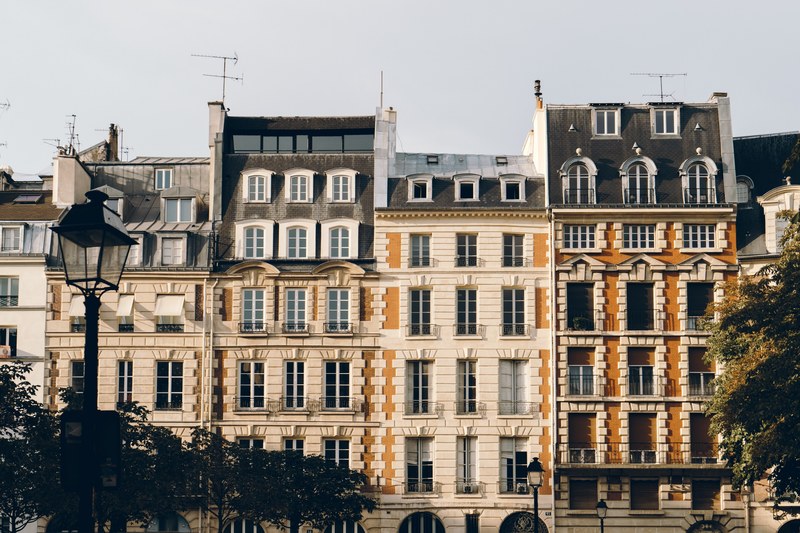 multiple buildings stacked right next to each other with lots of windows and balconies, _building with windows 4k