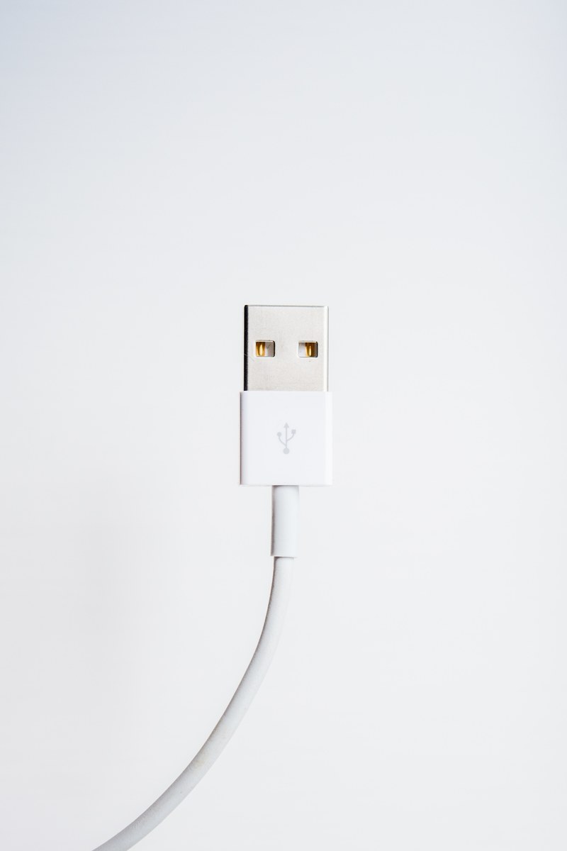a white cable with an usb connector, white usb cable 4k