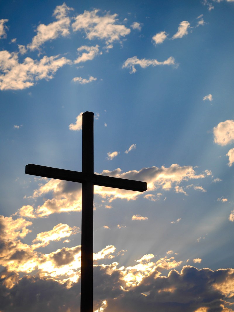 a large cross with a bright cloudy sky in the background, _cross with cloudy background 4k