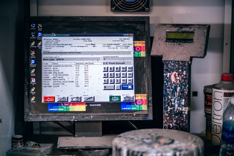 an old computer with a dusty monitor runs an outdated program, _old dirty working computer 4k