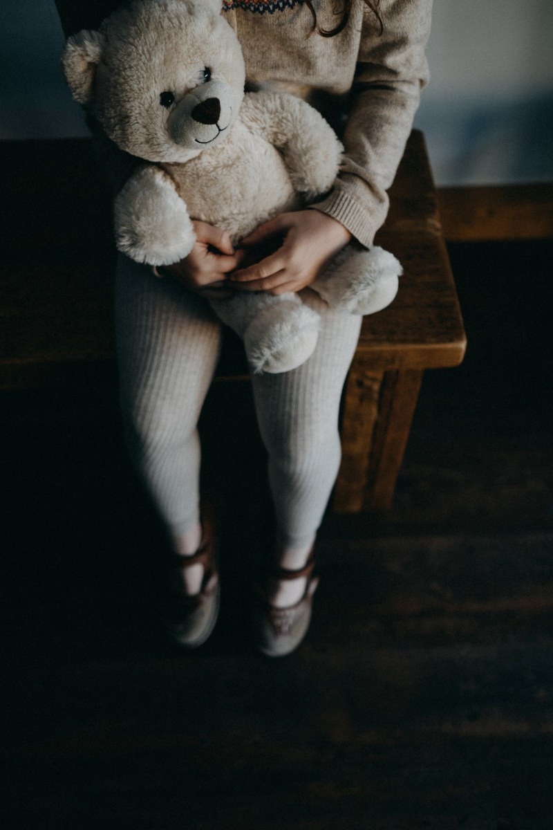 child with teddy bear 4k