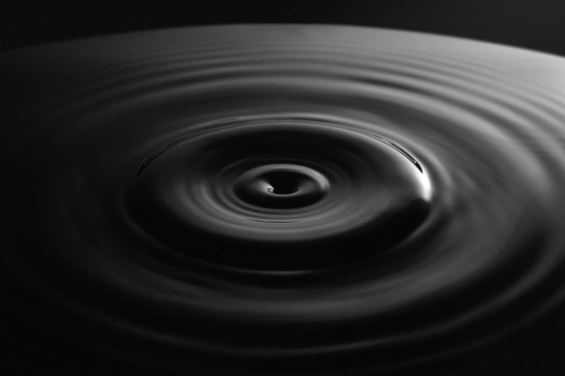 a ripple in black water or oil, ripple 4k